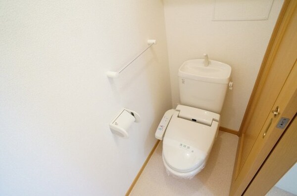 トイレ(落ち着いた色調のトイレです)