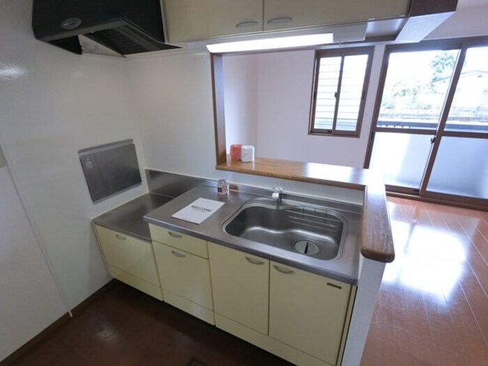 物件内観写真6　(対面キッチン 床下収納付き)