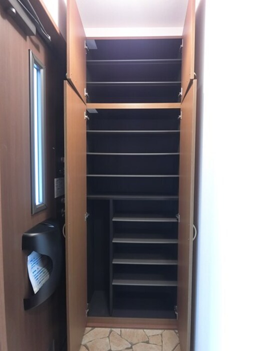 物件内観写真18　(玄関 シューズボックス)