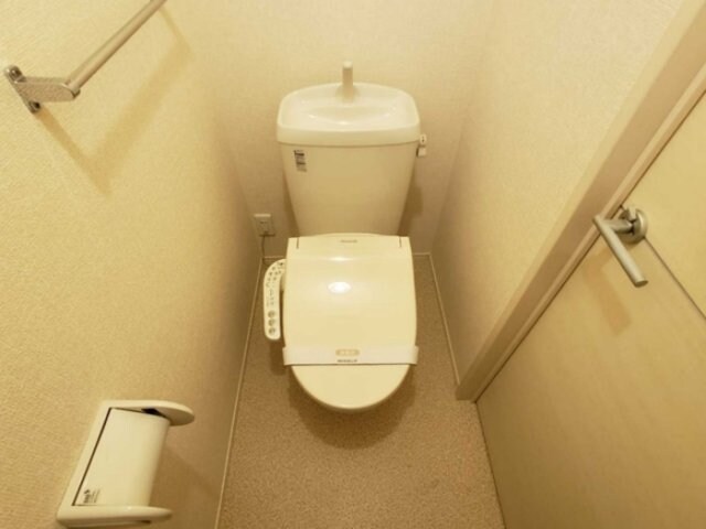 物件内観写真9　(温水洗浄暖房便座のトイレ)