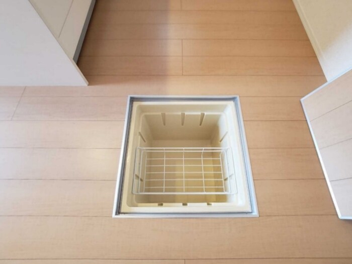 物件内観写真16　(床下収納)