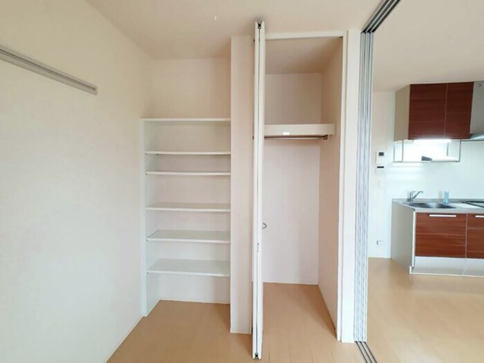 物件内観写真12　(洋室・収納)