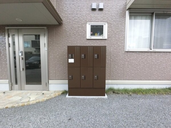 エントランス(宅配ボックス設置しました)