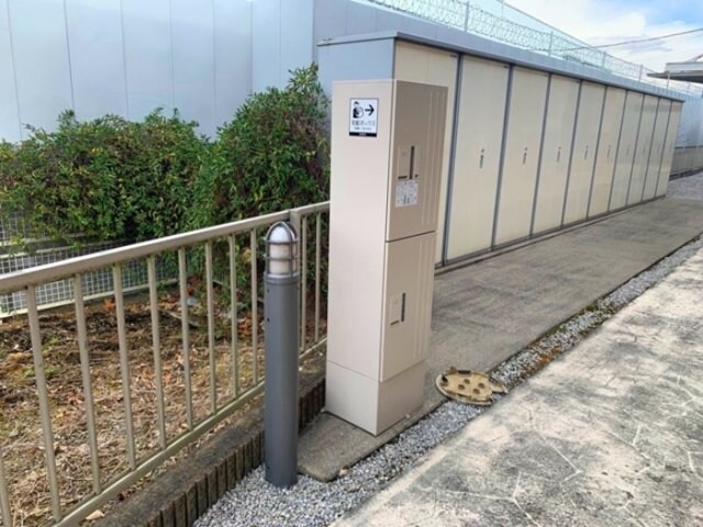 物件内観写真25　(宅配ボックスと外部物置)