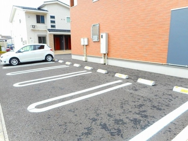 駐車場(車をお持ちの方に嬉しい駐車場付きの物件です)