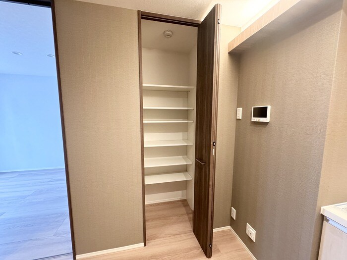 物件内観写真23　(収納棚)