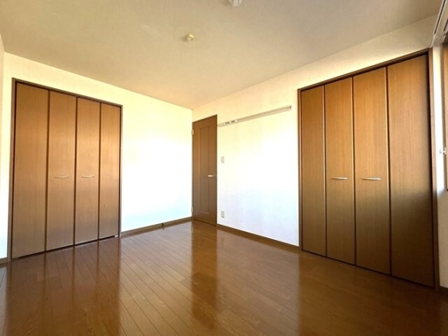 物件内観写真10　(洋室（別角度）)