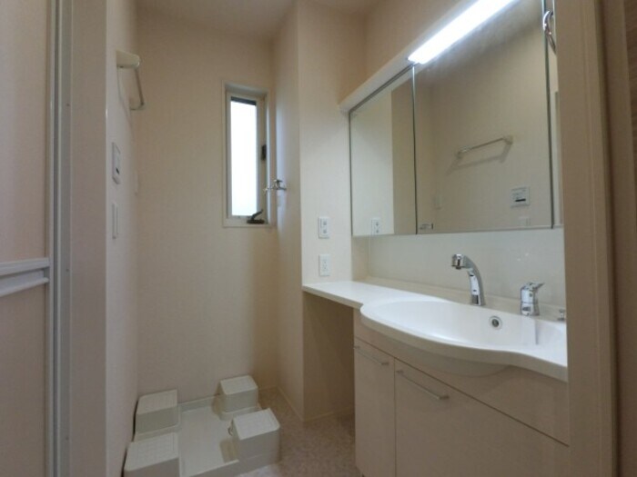 物件内観写真11　(三面鏡（整理棚付き）洗髪洗面化粧台と洗濯機置き場)