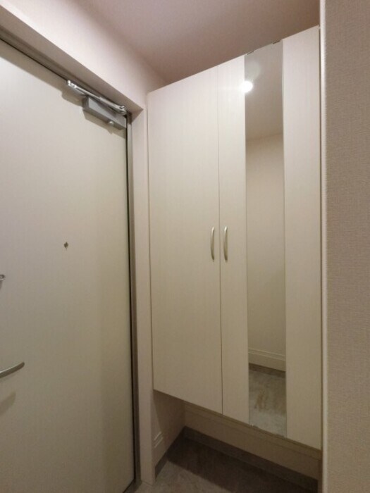 物件内観写真14　(鏡付きシューズボックス)