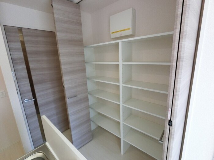 物件内観写真16　(ＬＤＫ・収納棚)