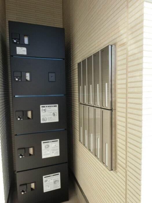 物件内観写真19　(宅配ボックスと集合ポスト)