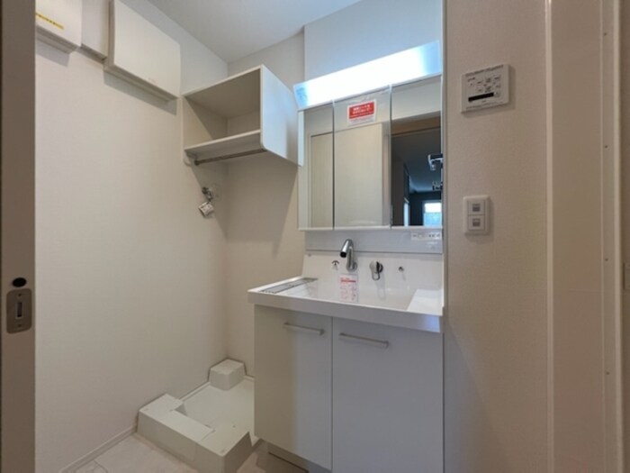 物件内観写真12　(洗面所・三面鏡付き洗髪洗面化粧台)