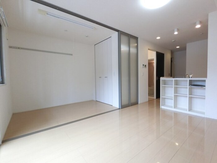 物件内観写真6　(エアコン、収納棚付きLDK)