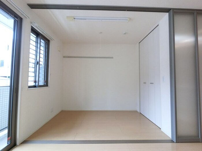 物件内観写真9　(クローゼット、室内物干し付き洋室)