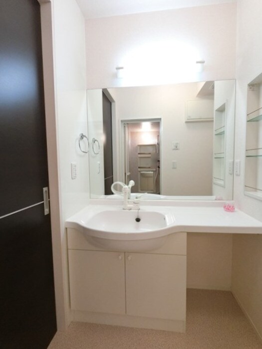 物件内観写真10　(カウンター付き洗面化粧台)