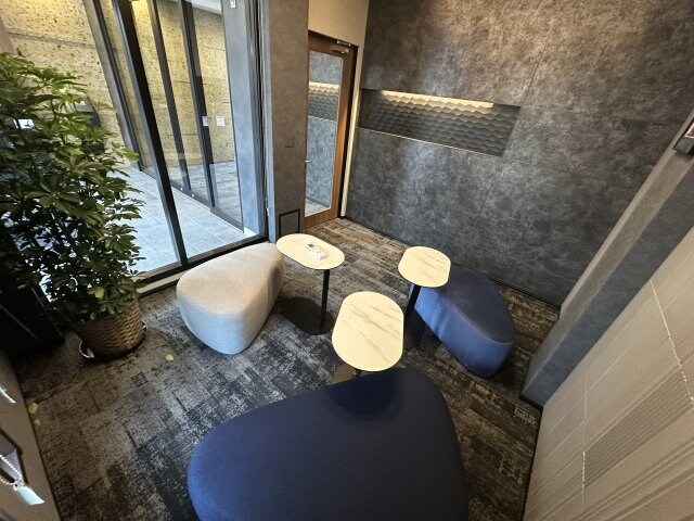 物件外観写真2　(オシャレなラウンジ付きです)