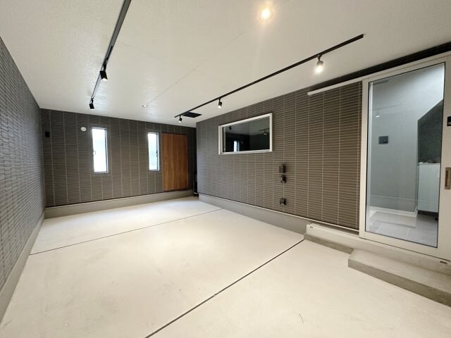 物件外観写真3　(ガレージ)