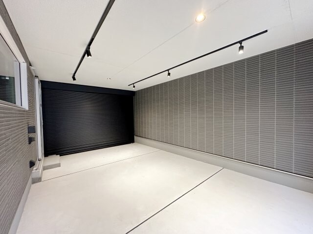 物件外観写真4　(ガレージ)