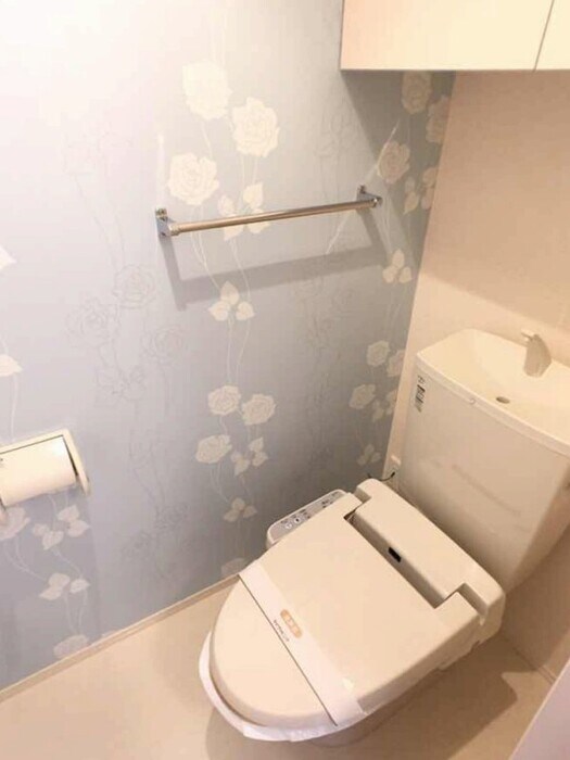 物件内観写真10　(温水洗浄暖房便座のトイレ)