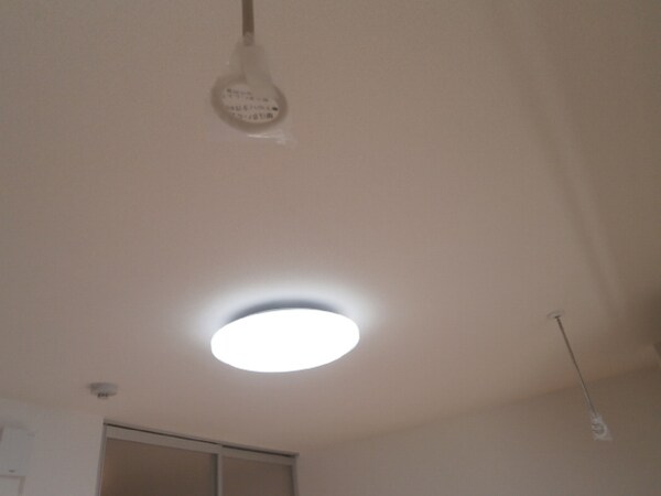 建物設備(室内物干しと照明器具)