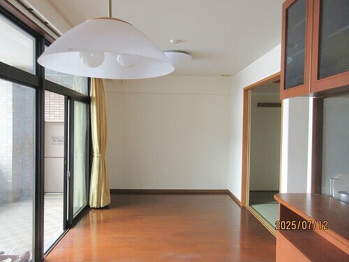 物件内観写真3　(リビングダイニング※カーテン撤去予定)