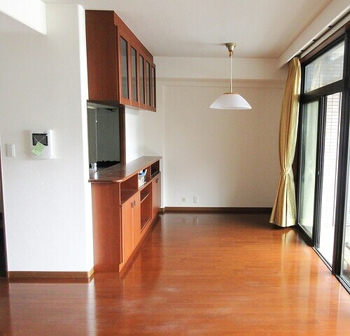 物件内観写真17　(リビングダイニング　別角度※カーテン撤去予定)