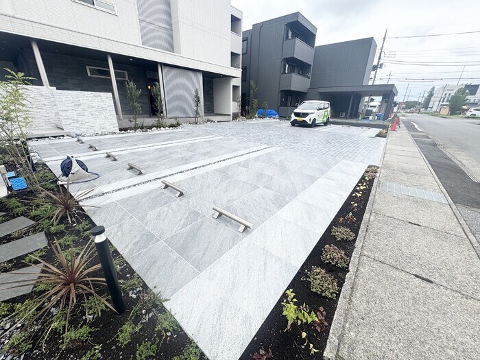 物件外観写真2　(駐車場)