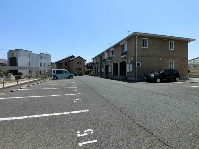 物件外観写真2　(駐車場)