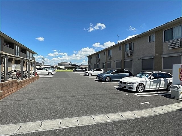 物件外観写真2　(駐車場)