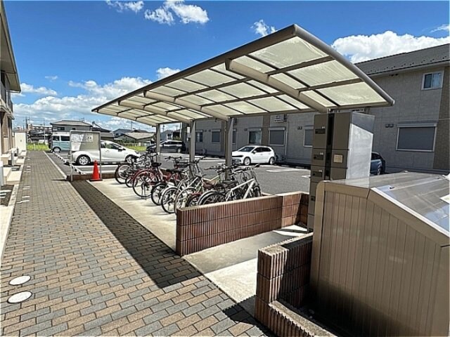 物件内観写真17　(駐輪場と宅配ボックス)