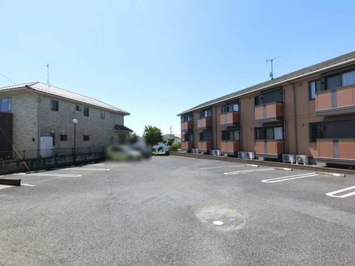 物件外観写真2　(駐車場)