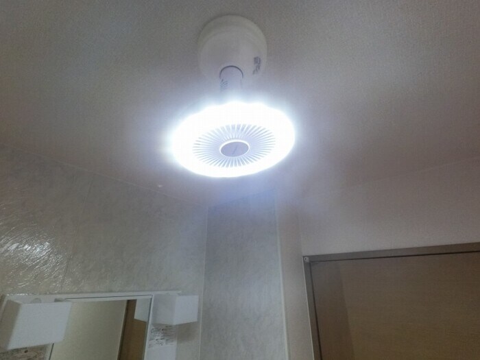 物件内観写真13　(洗面所の照明器具はシーリングファンライト)