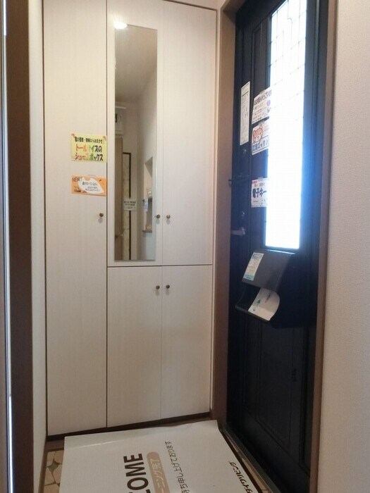 物件内観写真17　(鏡付きシューズボックス)