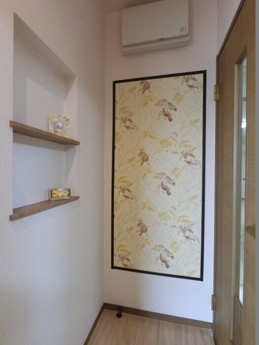物件内観写真24　(廊下にアクセントクロスとニッチ)