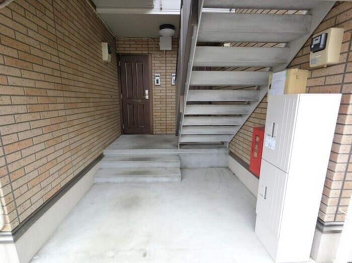 物件外観写真3　(宅配ボックス付きエントランス)