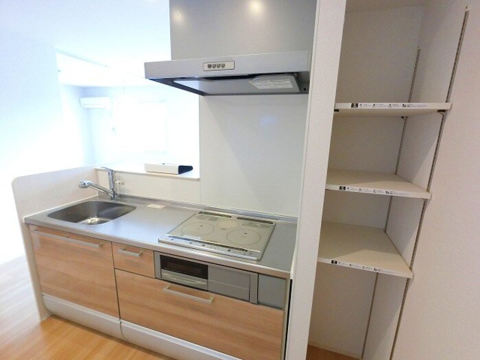 物件内観写真7　(収納棚・ＩＨ・浄水器（別途契約）付き対面キッチン)