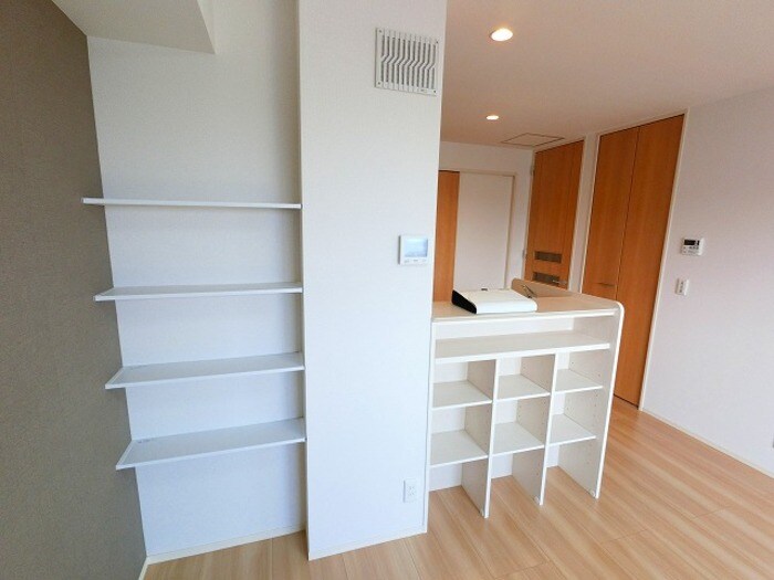 物件内観写真16　(リビング・収納棚)