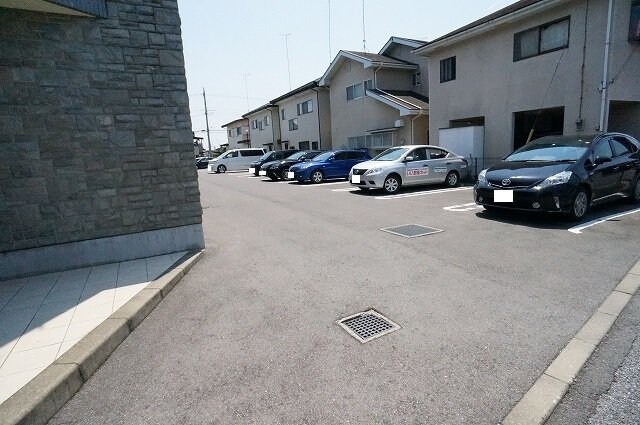 物件外観写真2　(駐車場です)