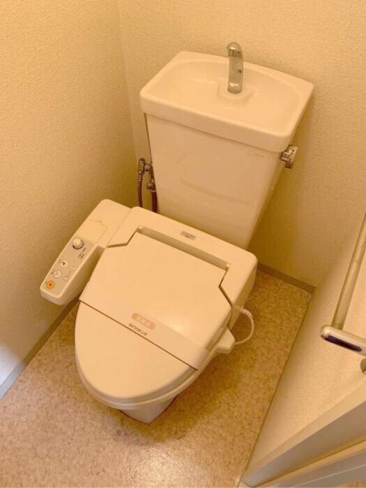 物件内観写真9　(温水洗浄暖房便座のトイレ)