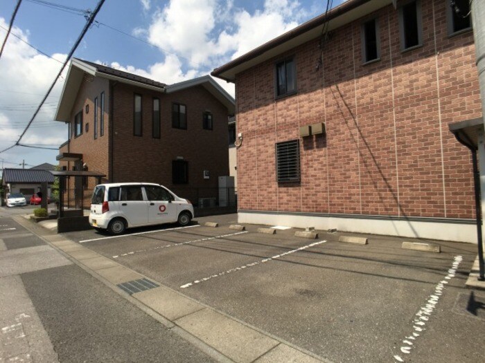 物件外観写真2　(駐車場)