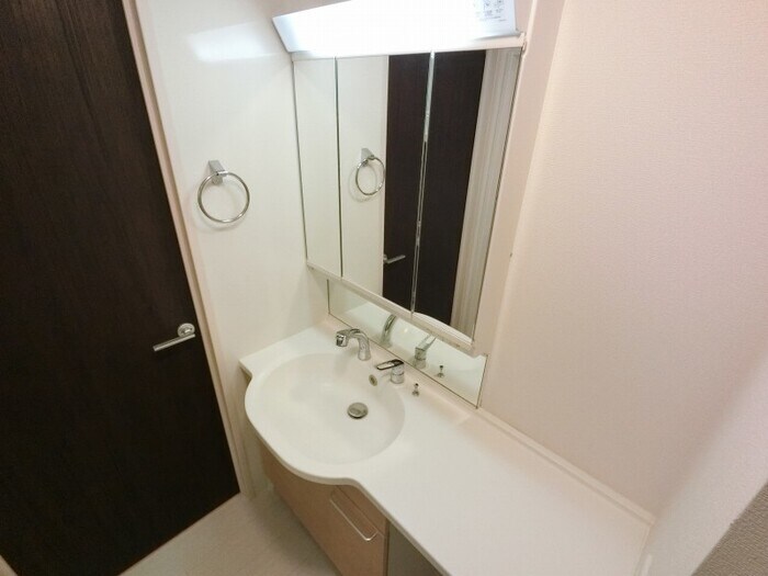 物件内観写真11　(三面鏡（整理棚付き）洗髪洗面化粧台)