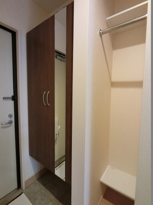 物件内観写真14　(鏡付きシューズボックスとディリークローク)