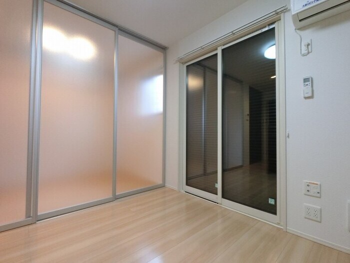 物件内観写真17　(シャッター雨戸と間仕切りのスクリーン)