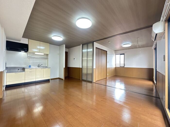 物件内観写真2　(LDK（別角度）)
