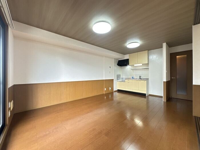 物件内観写真4　(LDK（別角度）)