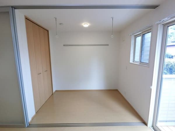 寝室(洋室 照明器具、室内物干し、クローゼット付き)