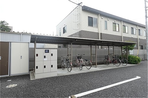 駐輪場に共用宅配ＢＯＸ有ります