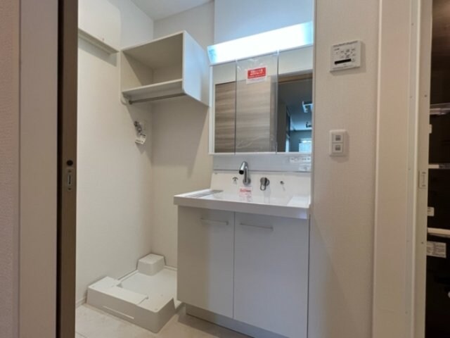 物件内観写真9　(洗面所・三面鏡付き洗髪洗面化粧台)