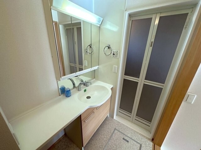 物件内観写真11　(三面鏡付きカウンター洗面台)