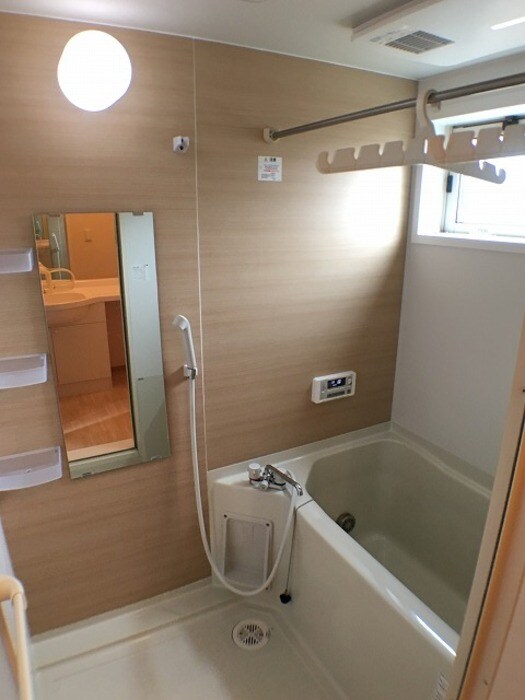 物件内観写真8　(換気暖房乾燥機付浴室)